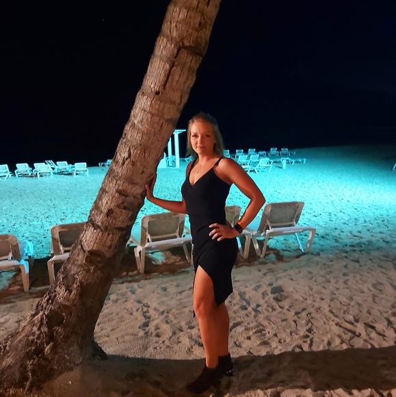 Meet your Posher, Hollie - Picture 1 of 1